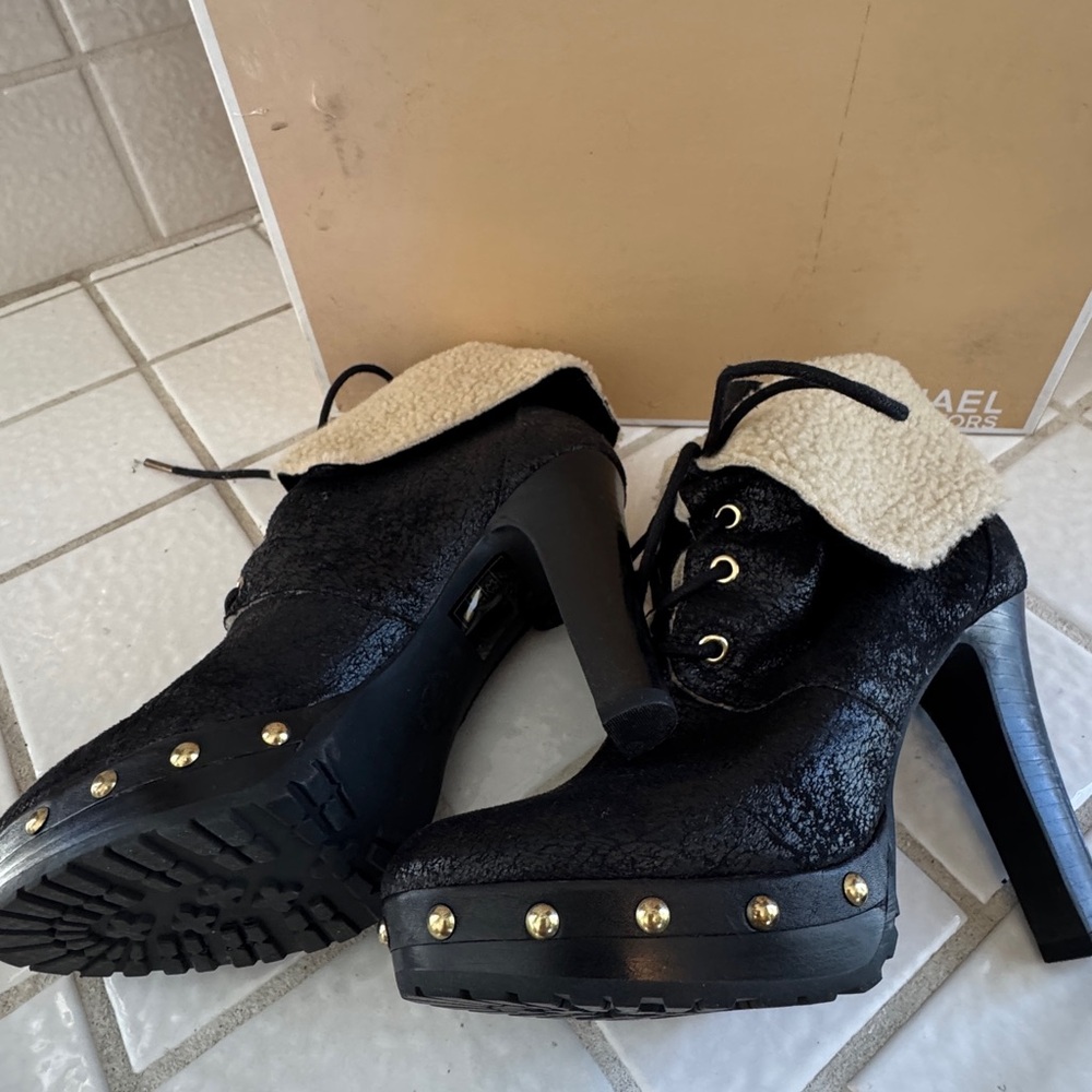 MICHAEL Michael Kors Black Lace-Up Platform Ankle Boots with Shearling Cuff - Picture 4 of 7